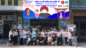 Hình ảnh tập thể CBCNV và học viên của Công ty cổ phần Sen Quốc Tế