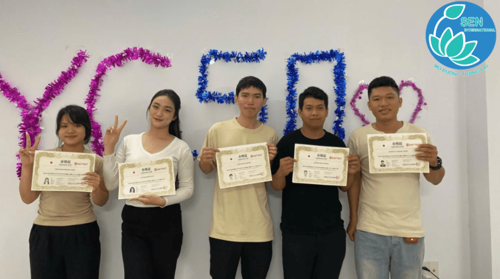 Học viên đỗ chứng chỉ tiếng Nhật